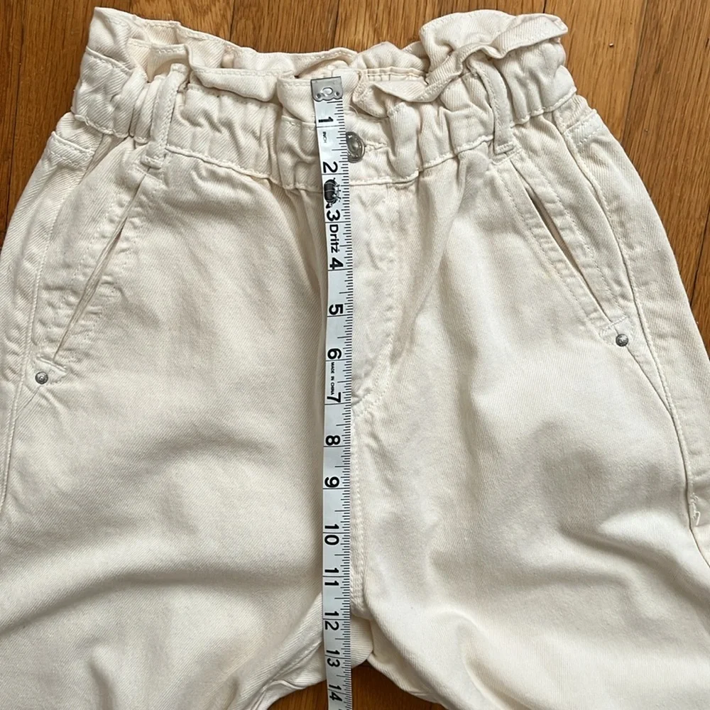Zara Size 0 Baggy Paperbag Jeans in Ecru / Cream Elastic Waist Denim